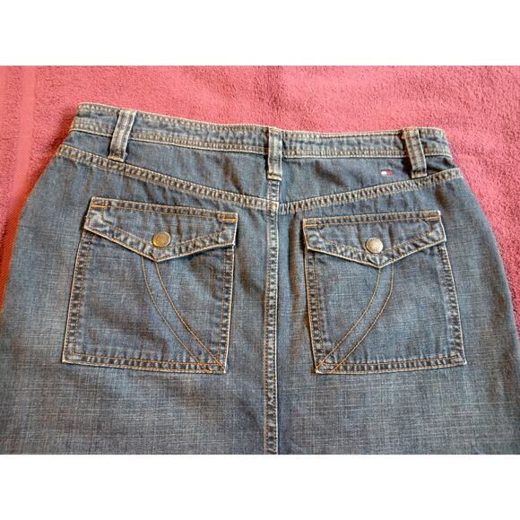 Tommy Hilfiger short denim skirt size 10, zipper front, buttoned pockets - Picture 5 of 9